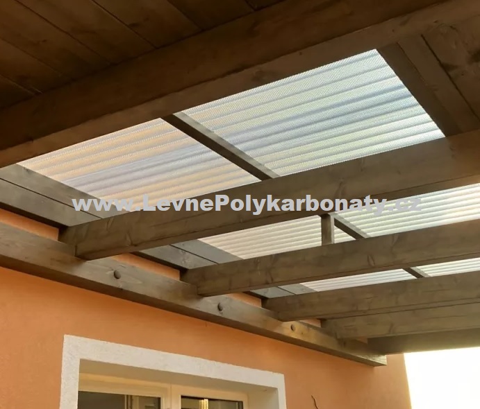 Vlnitý polykarbonát 2,8 mm WBH STRONG ČIRÁ - šíře 1,045 m x délka 3,5 m (3,68 m2)