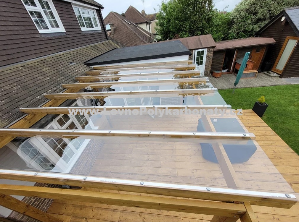Trapézový polykarbonát 3 mm GUTTA GLAZE ČIRÁ - šíře 0,688 m x délka 3,5 m (2,41 m2)