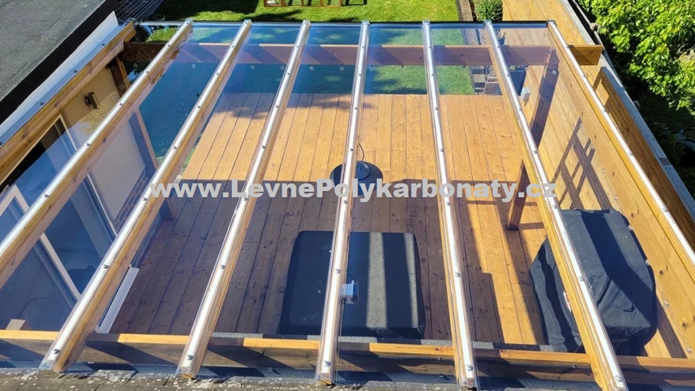 Trapézový polykarbonát 3 mm GUTTA GLAZE ČIRÁ - šíře 0,688 m x délka 3,5 m (2,41 m2)