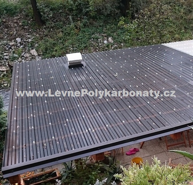 Trapézový polykarbonát 0,8 mm GUTTA MAKRO ST BRONZ - šíře 1,06 m x délka 5 m (5,30 m2)