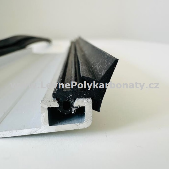 Spojovací AL-OBLÁ krycí přítlačná lišta 60/9 mm ELOX STŘÍBRNÝ - délka 3000 mm